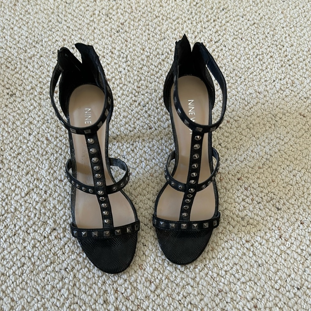 Heeled strapping sandals